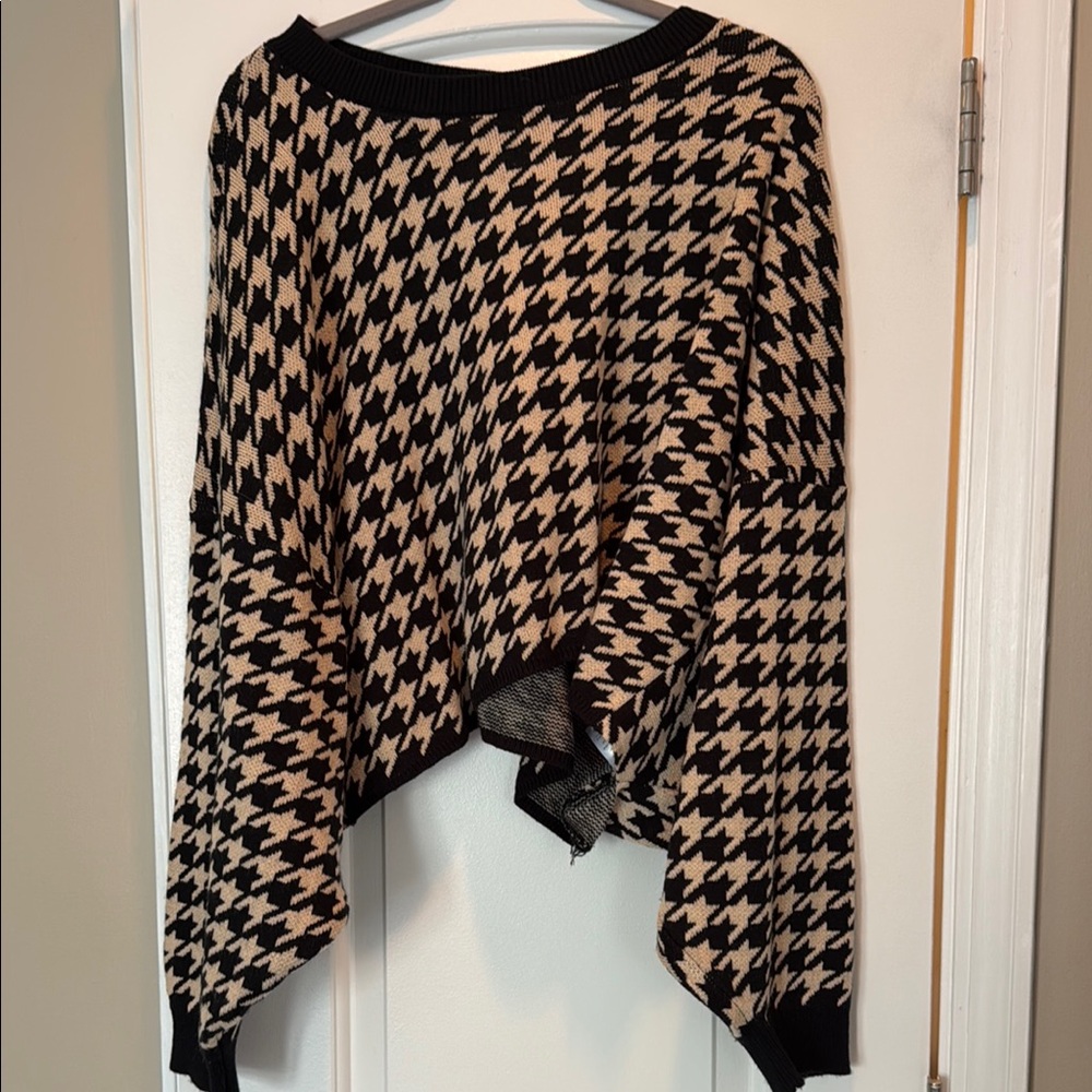 Houndstooth Patterned Sweater - Black and Cream